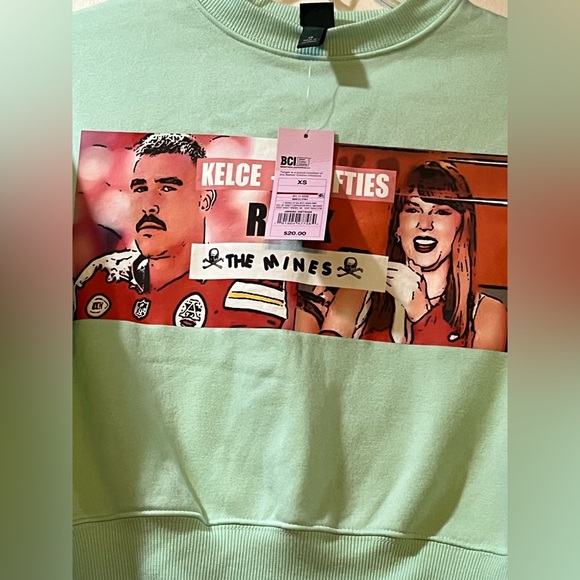 Women’s Wild Fable Cropped Sweatshirt with Taylor Swift Decal Sz XS - Picture 5 of 5